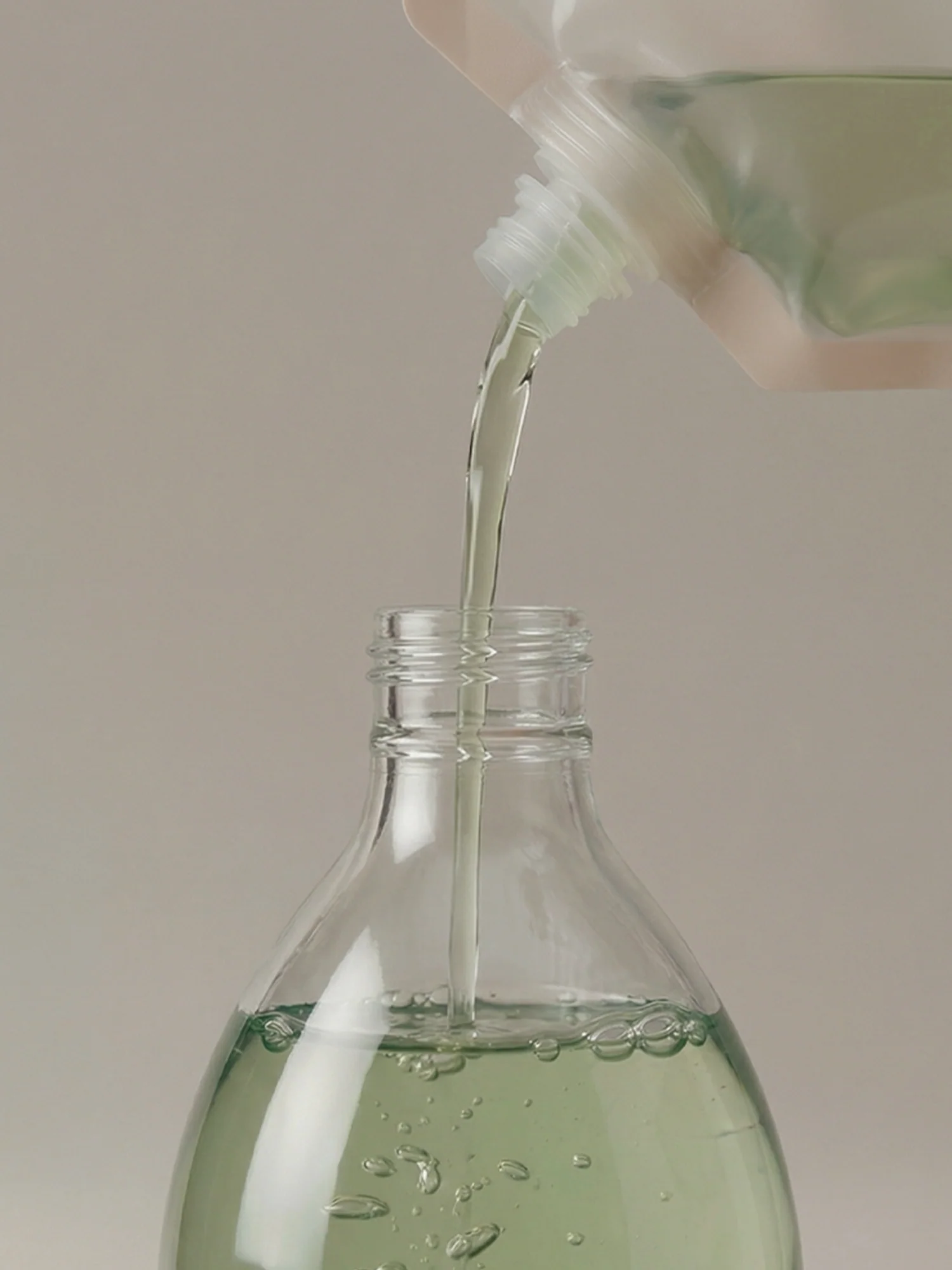 Awakening Body Wash Peppermint & Eucalyptus Refill 300ml - Image 2