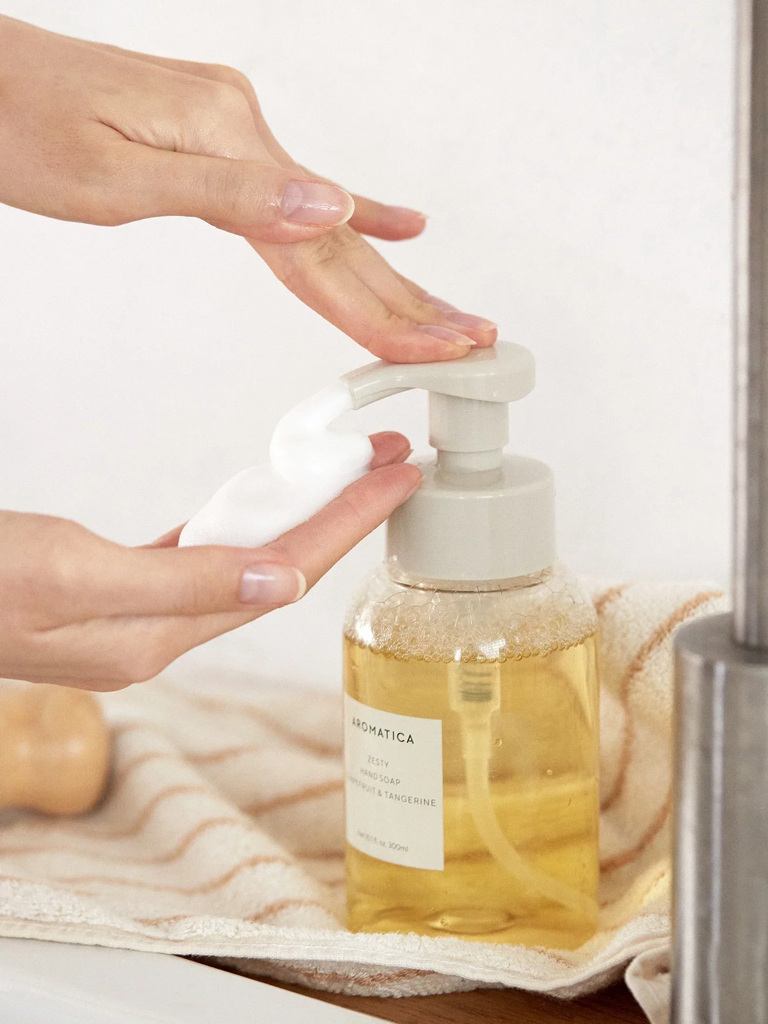 Zesty Hand Soap Grapefruit & Tangerine 300ml & Refill 300ml - Image 3